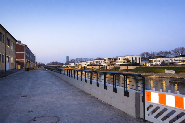 Die neue Hochwasserschutzmauer schützt die Bebauung auf dem Festland nicht nur vor hohen Rheinscheiteln. Gleichzeitig bietet sie künftigen Museumsbesuchern, auch Schulklassen, sowie  Spaziergängern Schutz, nicht ins historische Hafenbecken zu stürzen. | Foto: Julia Glöckner