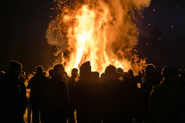 Genügend Abstand halten: Mindestens 50 Meter Abstand zu Gebäuden und Bäumen sowie 100 Meter zu Straßen sorgen für mehr Sicherheit. (zu dpa: «Nur nicht allein lassen: Beim Osterfeuer ist Geduld gefragt») | Foto: dpa