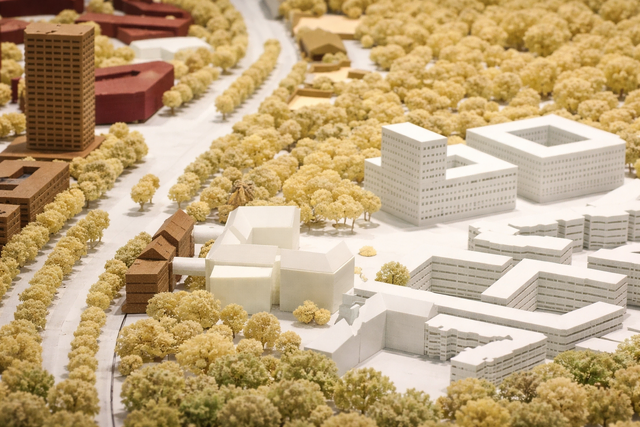 Der Anbau ans leicht zur Allee versetzten Kreishaus im Stadtmodell ist eine Ideenskizze aus dem Werkstattverfahren. Es gibt keine konkreten Umsetzungsabsichten in diese Richtung. | Foto: Julia Glöckner