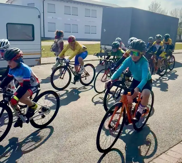 Valentin Rieser auf dem orangen Rad bei seiner Premiere in der U11-Klasse  | Foto: |HSchäffer