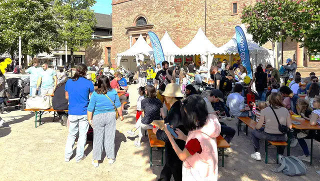 Familienfreude pur: Kinder entdecken auf dem Kirchplatz St. Stephan die neuesten Spiel-Ideen. | Foto: Thorsten Kornmann (2025)