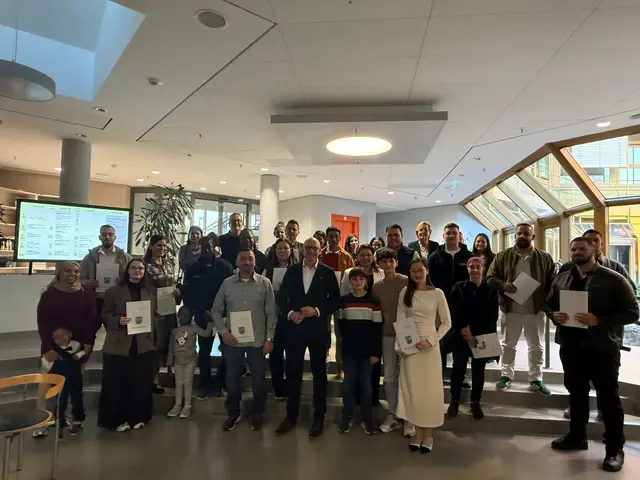 Das Foto zeigt die eingebürgerten Personen mit dem Kreisbeigeordneten Sven Hoffmann (Mitte). | Foto: Kreisverwaltung