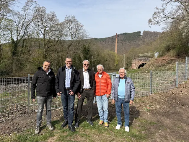 Gemeinsame Einweihung des neuen Zauns (v.li.): Tiefbauchef Martin Utech, Baudezernent Bernhard Adams, Friseur Reinhard Schneider, Norbert Schied und Edwin Hartmann (beide Innenstadtbeirat). | Foto: Stadt Neustadt