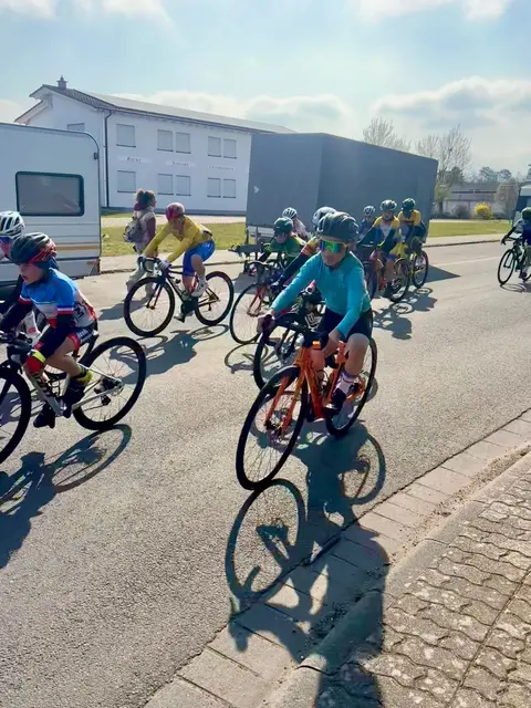 Unser neues Mitglied auf dem Orangenen Rennrad mit dem blauen Trikot.  | Foto: Hermann Schäffer