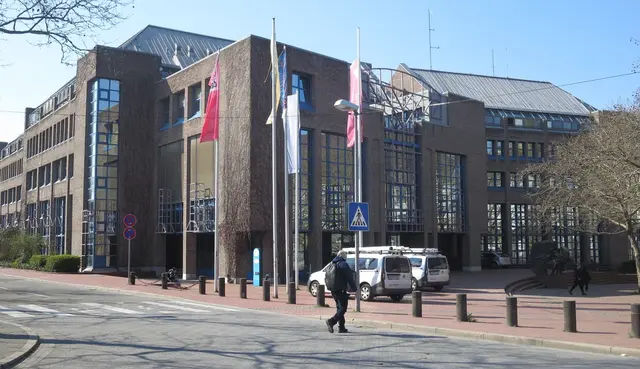 Auch das im neobarocken Stil gehaltene, benachbarte Stadthaus Nord hatte ursprünglich eine Backsteinfassade, die später verputzt und weiß gestrichen wurde.  | Foto: Julia Glöckner