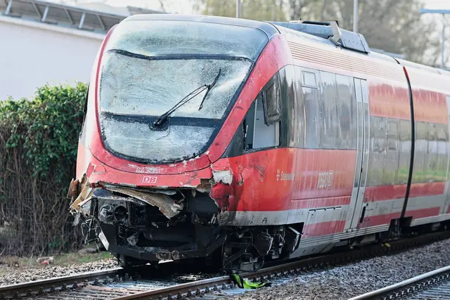 Zug Unfall in Insheim: Der Regionalzug mit beschädigter Front steht am Bahnhof auf den Gleisen | Foto: dpa
