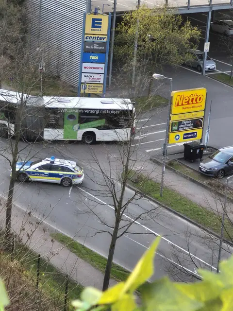 Die Polizei riegelte den Hautbahnhof in Kaiserslautern nach der Bombendrohung ab | Foto: Ralf Vester