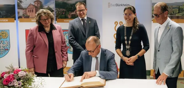 Friedrich Merz trägt sich ins Goldene Buch von Bad Dürkheim ein. | Foto: Geib/PT Bad Dürkheim