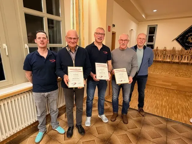 Ehrung 50-jährige und 25-jährige Mitgliedschaft beim TV Homberg
(von links nach rechts) Jens-Peter Butscher, Manfred Risch, Michael Faust, Fritz Claß und Matthias Fritz
 | Foto: Kerstin Distler