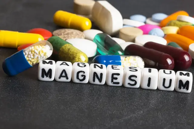 Wenn Schlaf immer wieder unruhig ist, kann auch die tägliche Versorgung mit Magnesium und Calcium ein sinnvoller Baustein sein. | Foto: adrian_ilie825/Stock.adobe.com