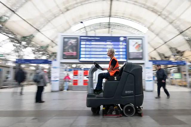 Beim Frühjahrsputz der Bahn sollen dieses Jahr doppelt so viele Stationen gereinigt werden wie sonst. (Archivbild) | Foto: dpa