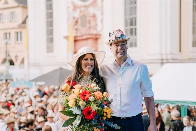 Ihre Nachfolgerin ist gesucht: Die  amtierende Miss Strohhut Larissa Kießling mit OB Nicolas Meyer. | Foto: Stadt Frankenthal