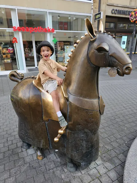 Gernot Rumpf hat zur Freude der Kinder Kunst zum Beklettern erschaffen | Foto: Eva Bender