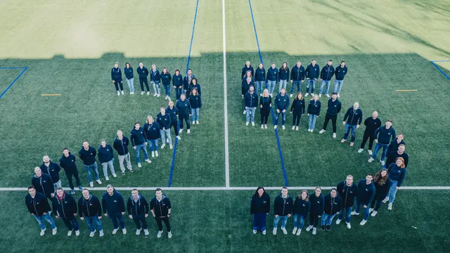 Mitarbeitende von Anpfiff ins Leben formen eine „25“ – ein Symbol für 25 Jahre Engagement für junge Menschen. | Foto: Simon Hofmann