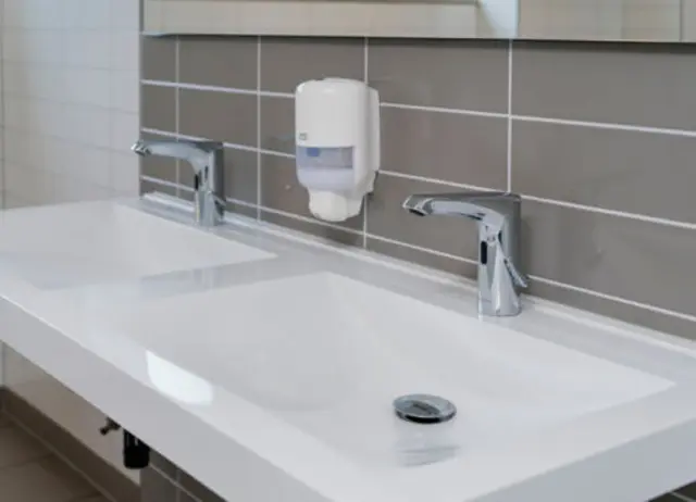 Sommerferien sind oft das einzige realistische Zeitfenster, um Schul-WCs und Waschräume ohne laufenden Betrieb zu sanieren. Entscheidend sind robuste Technik, Verbrühungsschutz und ein Konzept gegen Stagnation im Trinkwassersystem. | Foto: Schell