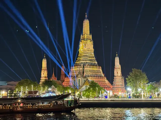 Vom Wasser aus und illuminiert am schönsten: die an sich schon imposante Anlage des Wat Arun. (zu dpa: «5 Orte in Bangkok, die Sie nicht verpassen sollten») | Foto: dpa