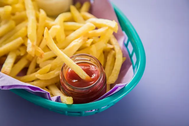 Große Auswahl, wenige Spitzenreiter: Von 23 getesteten Ketchups schneiden nur zwölf mit „gut“ ab, darunter auch günstige Eigenmarken. (zu dpa: «Nur ein Ketchup trifft beim Geschmack voll ins Tomatenherz») | Foto: dpa