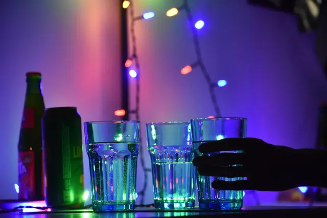 Die Polizei rät beim Trinken in der Öffentlichkeit zu Wachsamkeit. (Symbolbild) | Foto: dpa