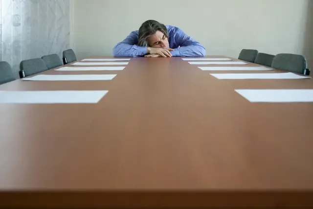 Wenn im Job der Druck steigt, helfen klare Routinen und gute Kommunikation dabei, Entscheidungen nicht im Autopilot-Modus zu treffen. | Foto: papa/stock.adobe.com