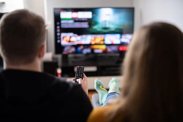 Check der Stiftung Warentest: Ein Abstand zum TV von etwa dem 2,5-Fachen der Bildschirmdiagonale ist sowohl für Frauen als auch für Männer angenehm. (zu dpa: «Bester TV-Abstand: Männer näher dran, Frauen weiter weg») | Foto: dpa