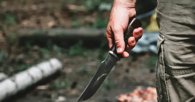 Symbolbild: Ein Mann hält ein Messer in der Hand. In einer Regionalbahn bei Sulzbach wurde eine 18-Jährige bei einem Angriff schwer verletzt. | Foto: andrei310/AdobeStock_444944193