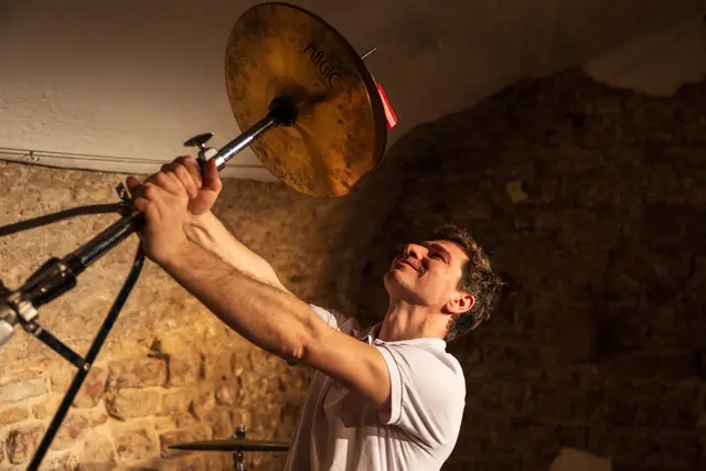 Schlagzeug trifft Schauspiel: Timo Beyerling erzählt die Geschichte von Adrien Lepage | Foto: Carsten Hoff/ Zimmertheater Speyer