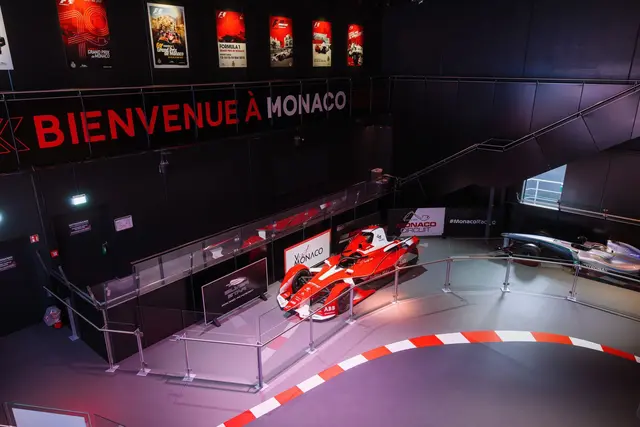 Auch eine Auto-Ausstellung aus der Sammlung von Fürst Albert II. von Monaco ist zu sehen. | Foto: dpa
