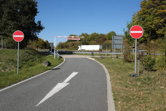 Ein Lkw war mehrere hundert Meter entgegen der Fahrtrichtung unterwegs | Foto: Westwind/stock.adobe.com