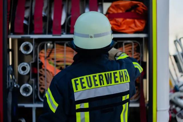 Zeugen hatten die Flammen am Nachmittag entdeckt und die Feuerwehr alarmiert. (Symbolbild) | Foto: dpa