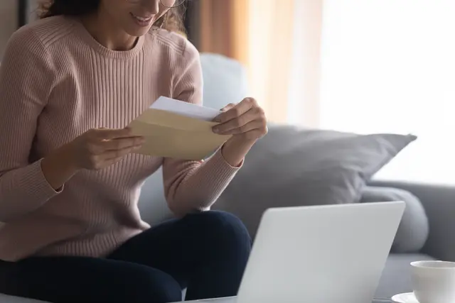 Wie bei einem Brief: Wenn ein Flyer im Briefkasten zu Registrierungen oder QR-Codes auffordert, lohnt sich ein genauer Absender-Check, bevor Daten oder Geld fließen. | Foto: fizkes/stock.adobe.com