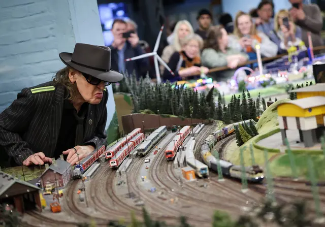 Musiker Udo Lindenberg eröffnet den Miniatur-Zug «Panik-Express» bei einem Pressetermin im Miniatur Wunderland. Auf dem rechten Gleis ist der Panik-Express unterwegs. | Foto: dpa