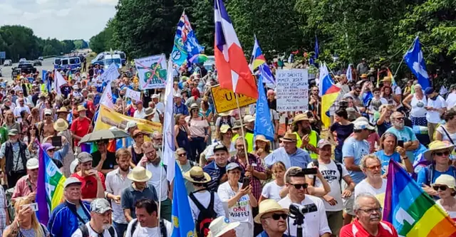 Hunderte Menschen demonstrierten 2023 im Umfeld der Air Base Ramstein. Auch für Juni 2026 ist wieder eine Protestwoche mit Demonstration geplant. | Foto: Arno Edgar Beier