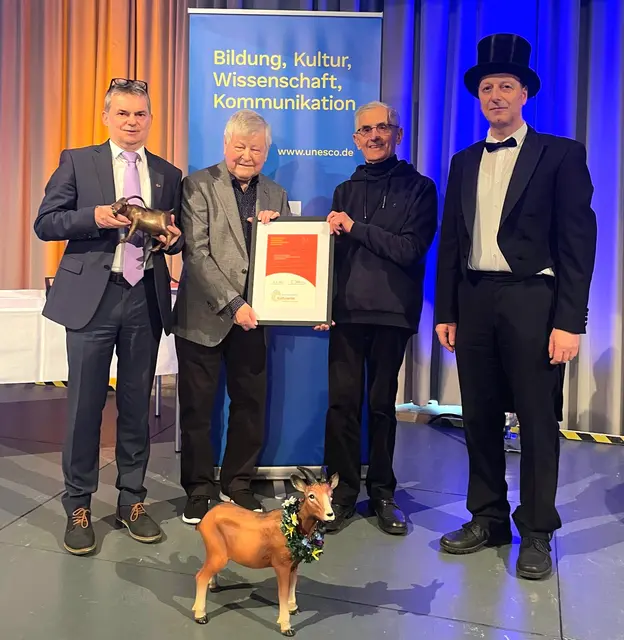 Übergabe der Urkunde Immaterielles Kulturerbe „Geißbocktradition zwischen Lambrecht und Deidesheim“ | Foto: Tourist Service GmbH Deidesheim