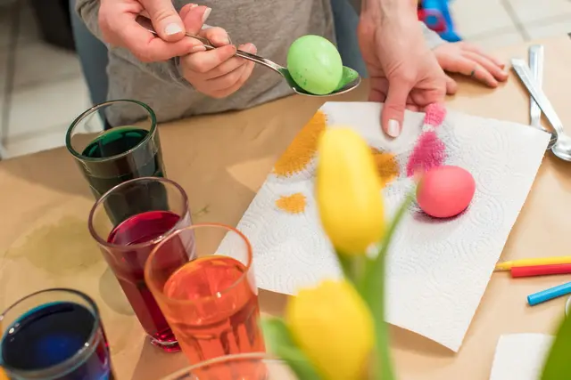 Leuchtend bunte Ostereier mit gutem Gefühl: Bei der Wahl der Farben lohnt sich ein Blick auf die Inhaltsstoffe. (zu dpa: «Ostereier färben: Beim Farbenkauf genau hinschauen») | Foto: dpa