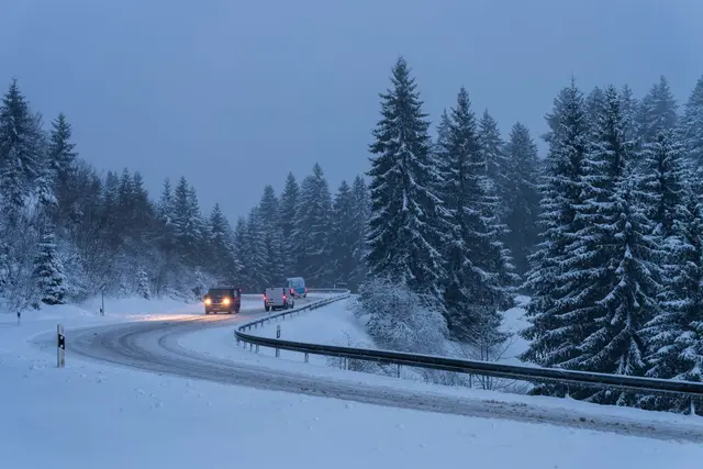 Im Schwarzwald hat es in der Nacht zum Donnerstag wieder geschneit. | Foto: dpa