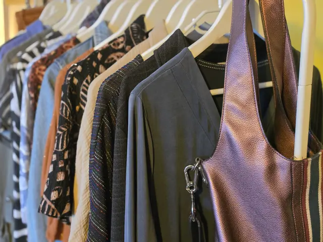 Am 25. April ist es wieder soweit: Frauenflohmarkt in Lambrecht! Kommt vorbei und entdeckt Kleidung, Schuhe und Accessoires – von 11 bis 18 Uhr in der Turnhalle der Grundschule. | Foto: Eva Bender