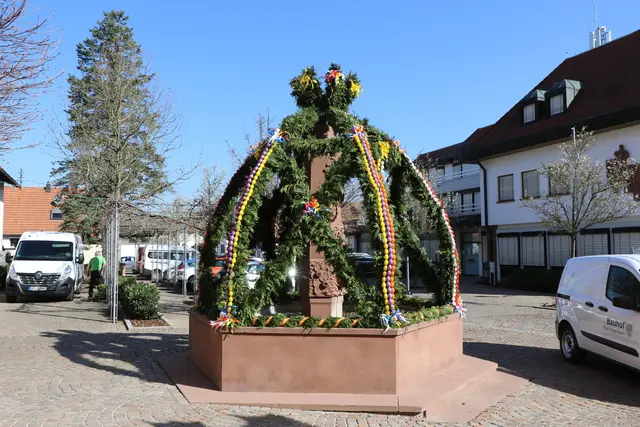 Mit bunt geschmückten Brunnen wird auch Ostern in der Pfalz gefeiert - hier zu sehen der Osterbrunnen in Hagenbach | Foto: Heike Schwitalla