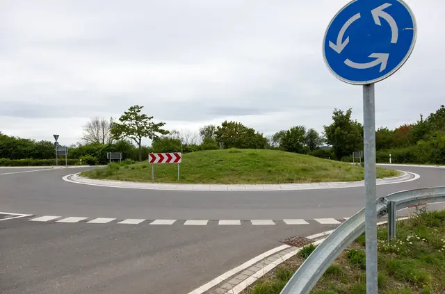 Bei Autofahrten durch Frankreich prägen Kreisverkehre und Tempokontrollen den Reisealltag, besonders auf längeren Etappen. | Foto: Stockhausen/stock.adobe.com