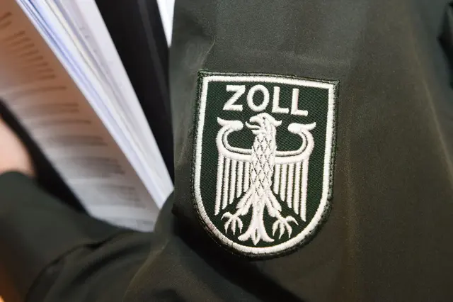Der Zoll hat einen Mann mit unangemeldeten Waren kontrolliert. (Symbolbild) | Foto: dpa