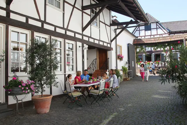 100 Gäste und mehr werden hier in der Klingbachstr. 73 in Heuchelheim-Klingen zum Oster-Weinpicknick des Weinguts Rinck-Wüst erwartet. | Foto: Privat