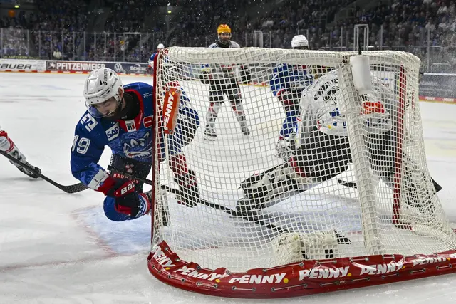 Luke Esposito trifft in Spiel eins gegen Bremerhaven im Fallen zum 4:1. | Foto: Ruffler/PIX-Sportfotos