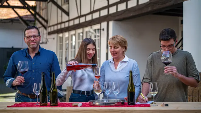 Die Winzerfamilie (Vater Matthias, Tochter Elise, Mutter Martina und Sohn David) lädt zu ihrem zweiten Oster-Weinpicknick ein. | Foto: Privat