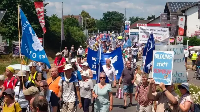 Demonstrationszug in Ramstein: Teilnehmer einer Protestaktion ziehen in Richtung Air Base und machen mit Bannern und Plakaten auf ihre Forderungen aufmerksam. | Foto: Arno Edgar Beier