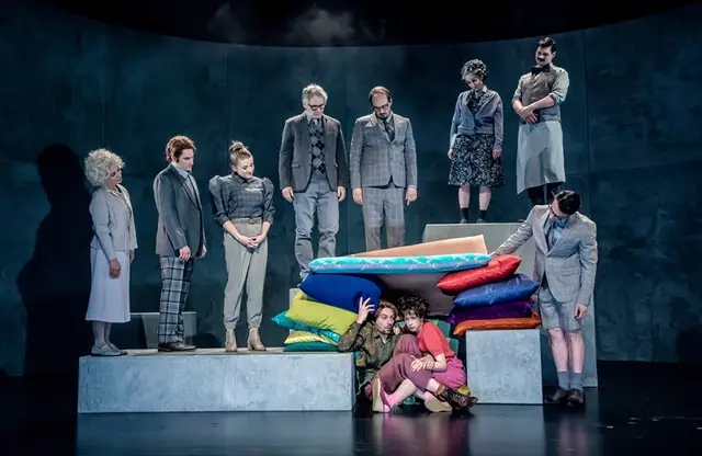 Aus Menschen werden Nashörner: Das Landestheater Detmold bringt Ionescos Klassiker nach Neustadt. | Foto: Lontzek