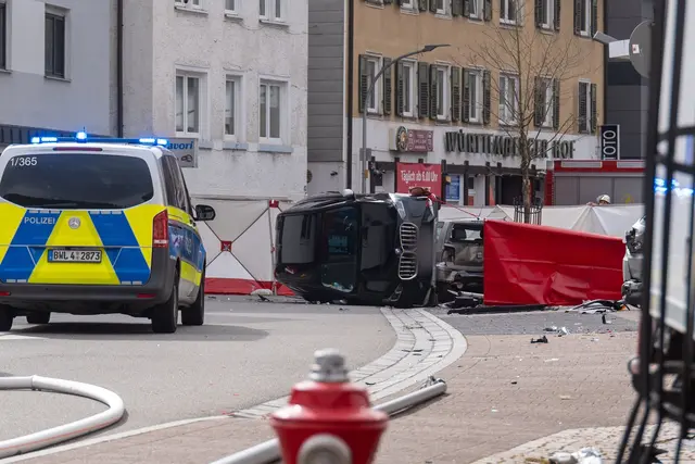 Ein Mann soll beim Unfall in seinem geparkten Auto gesessen haben. Er wurde leicht verletzt. | Foto: dpa