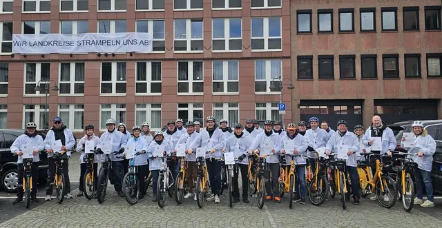 In finanzieller Not: Landräte aus Rheinland-Pfalz machen mit ihrer Radtour auf die Probleme aufmerksam | Foto: Landkreistag/gratis