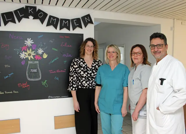 Geburtshilfe Landstuhl: Chefarzt Muayyad Al-Alime (rechts) leitet die Station im Nardini Klinikum. Auf dem Foto sind Funktionsoberärztin Heike Dauscher (von rechts), Hebamme Tanja Rohe und Beleghebamme Katharina Ziegler zu sehen | Foto: Monika Klein