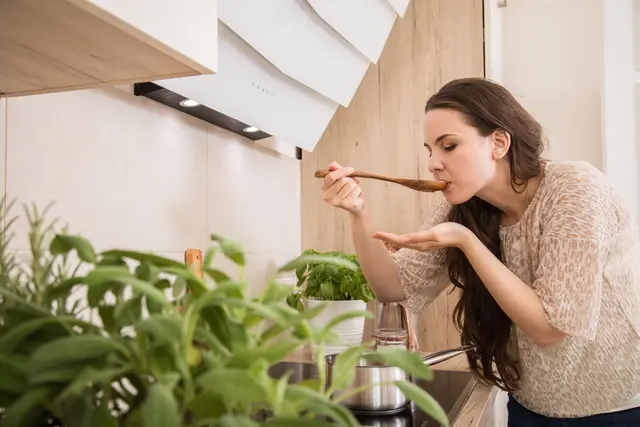 Gründonnerstag auf dem Teller: Die «Grüne Neune» verbindet Tradition und Saisonküche – eine Frühlingssuppe mit frischen Kräutern, die sich rund um Ostern draußen finden lassen. (zu dpa: ««Grüne Neune»: Was gehört alles in die Gründonnerstagssuppe?») | Foto: dpa