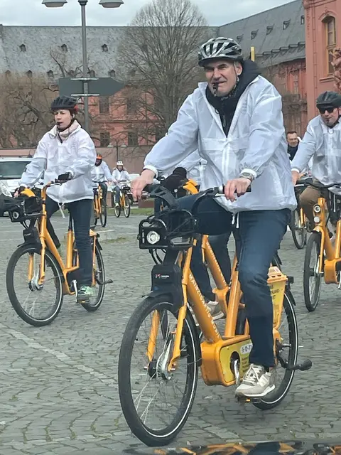 Landrat Dietmar Seefeldt vorne, hinten links Cornelia Weigand, Landrätin Kreis Ahrweiler | Foto: LKT RLP