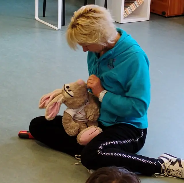 Ina Gebhard leitet den Präventionskurs mit der Handpuppe "Coura" ein | Foto: Oek. Kita
